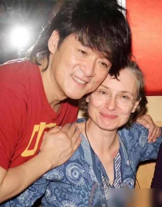 主持人当众调侃周华健老婆：满头白发，看着像你妈。他一句话，全场哑了。你不知道