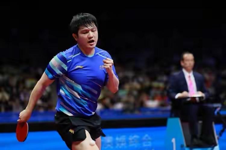 樊振东跑不掉了，大旗他必须扛了，就连乒乓球一姐邓亚萍也给予樊振东很高的评价，樊振