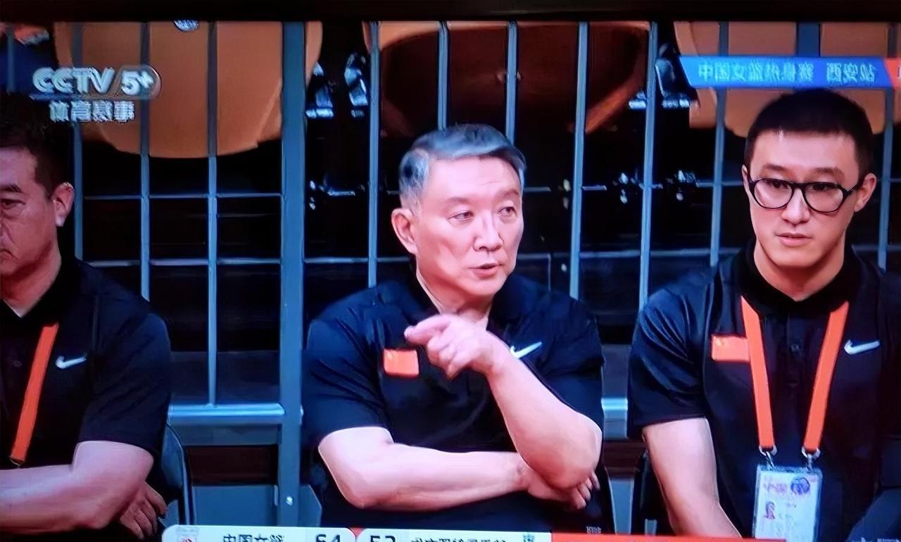 宫鲁鸣太缺乏男子汉阳刚之气了。完全没有那种激情澎湃，充满活力的霸气，老是闷不吭声