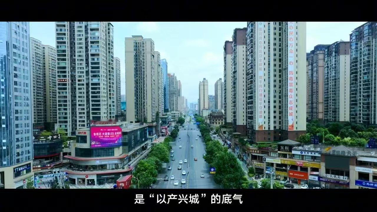 在中国西南的群山褶皱里，藏着一座1780平方公里的奇迹小城——仁怀。这里用30年