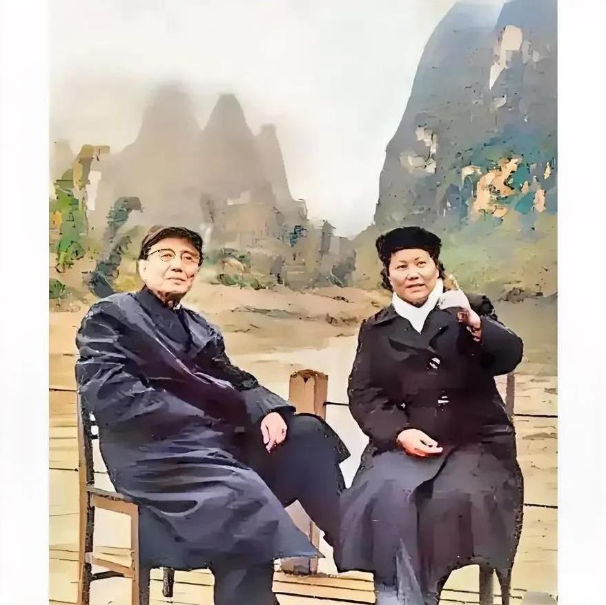 郭沫若老照片:与第三任老婆于立群合影。这张照片拍摄时间是上世纪六十年代初期，当