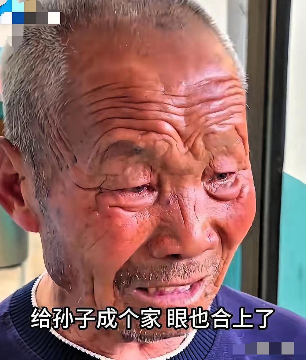让人泪目了！山东，84岁老人卖了家里的羊，一分钱省不得花，全部交给了儿媳，儿媳不