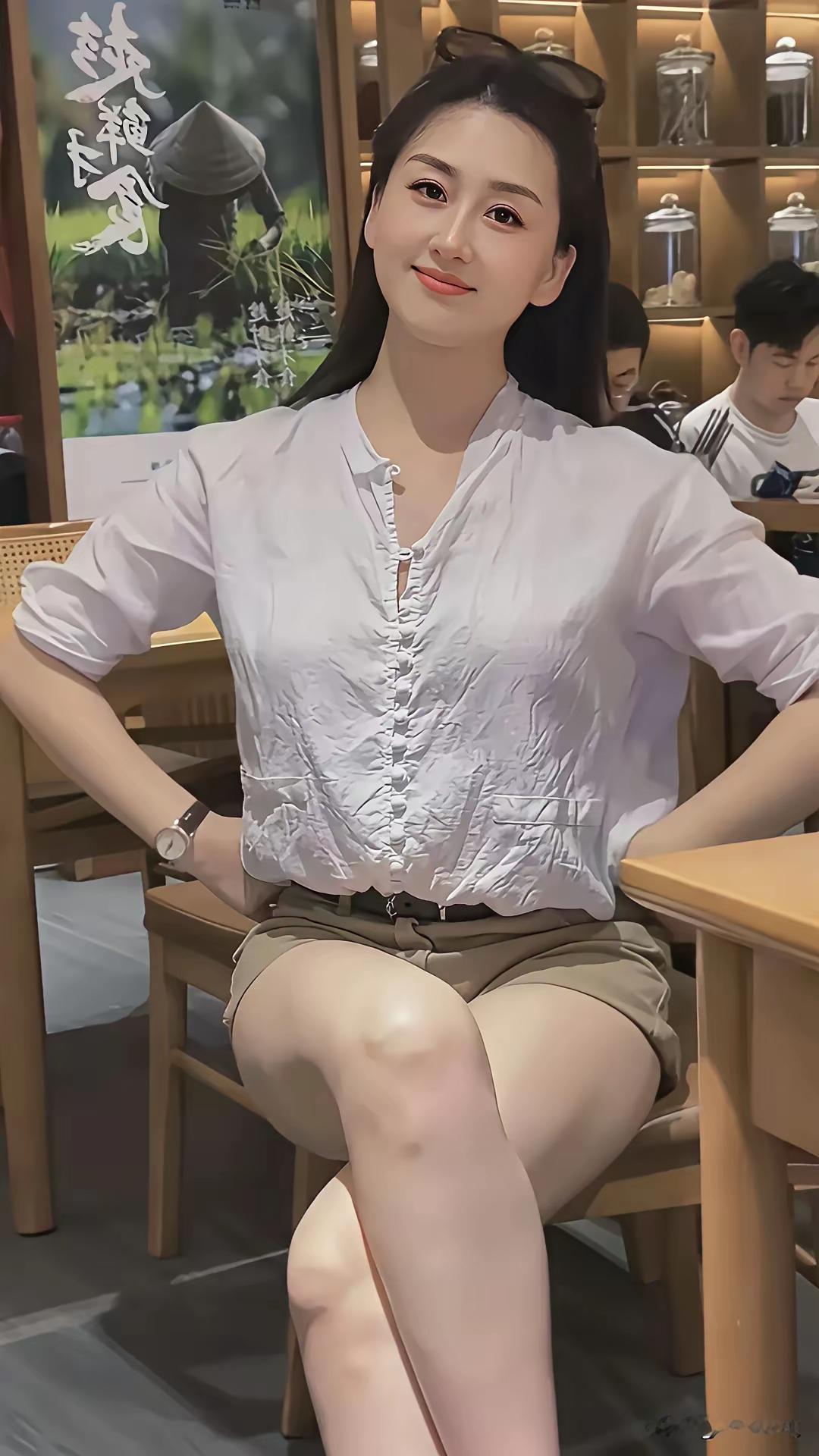 不被年龄定义，不被世俗绑架，眼里有光，笑里有暖，这才是岁月给女人最好的礼物[比心]