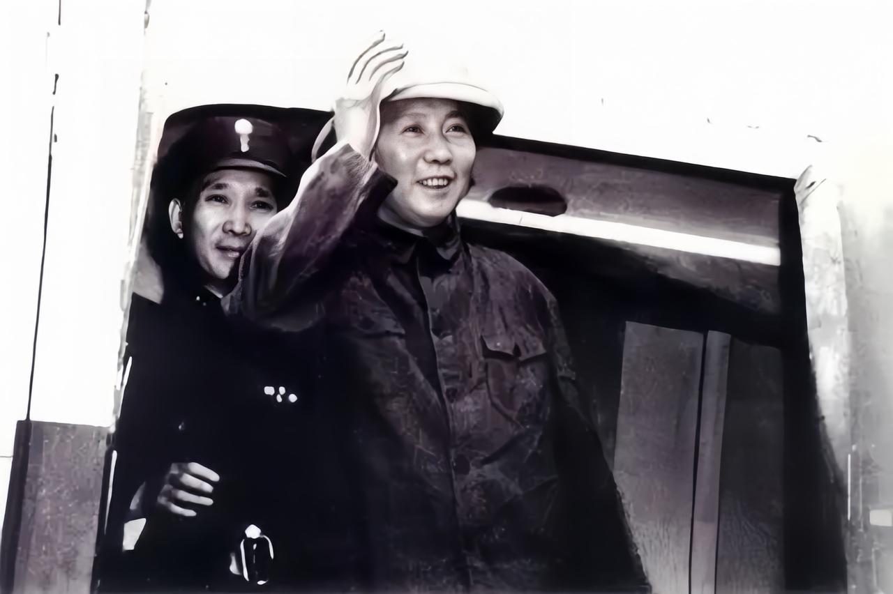 毛泽东重庆归来后突然病倒，大家都怀疑他中了毒，苏联医生看了后判定为：神经疲劳综合