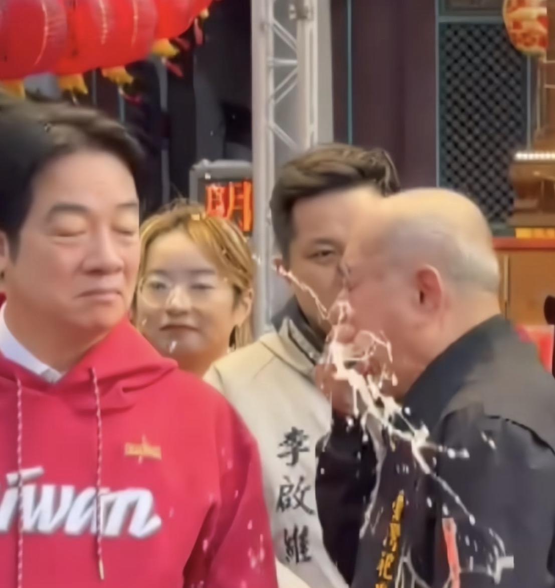 哈哈哈哈，太逗了！绿营民进党拉选票，把台南庙方主委听吐了，大口喷，都喷小赖子身上