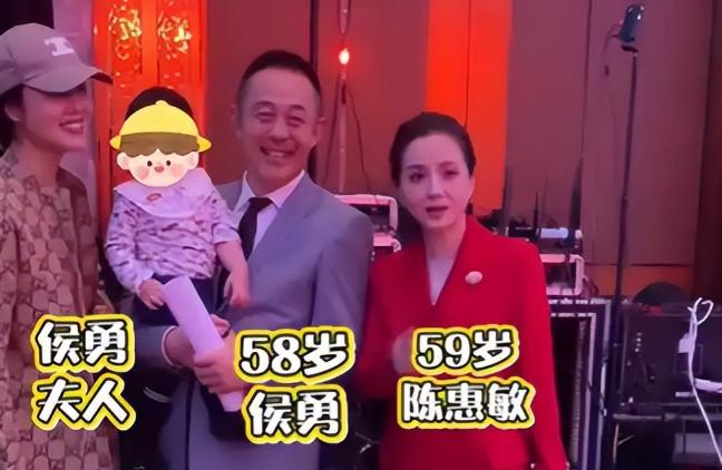 我刚知道，58岁的侯勇抱着1岁儿子笑得合不拢嘴，竟是为了奶粉钱58岁还得狂接戏。
