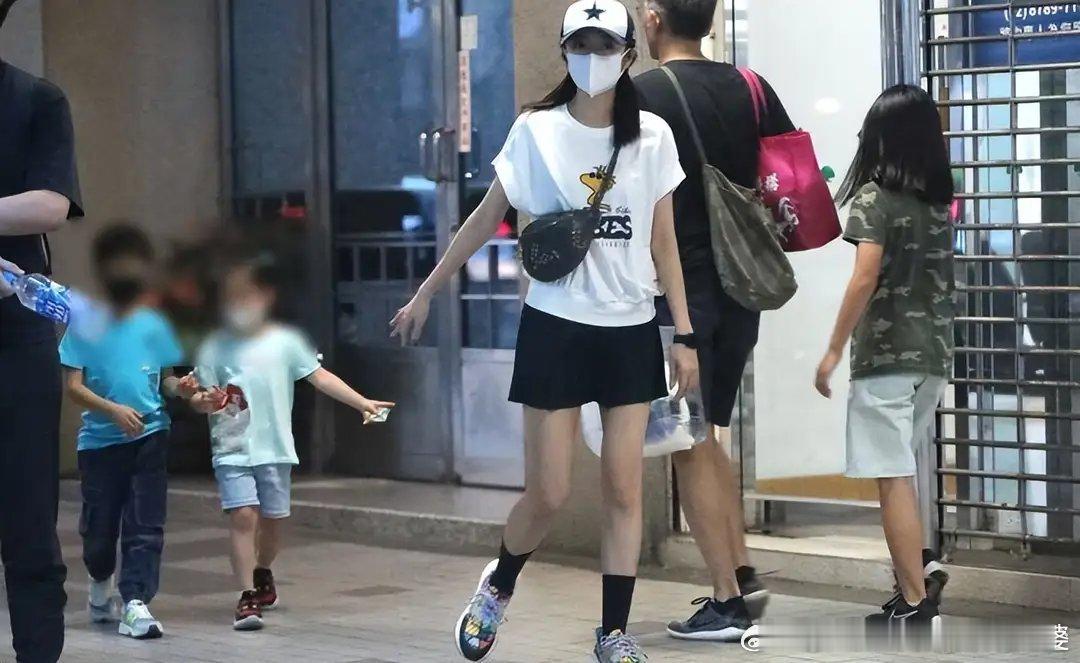 台媒曝安以轩与三男友人泡夜店人间世真不好说，当初安以轩对汪小菲有意，但误把闺蜜大