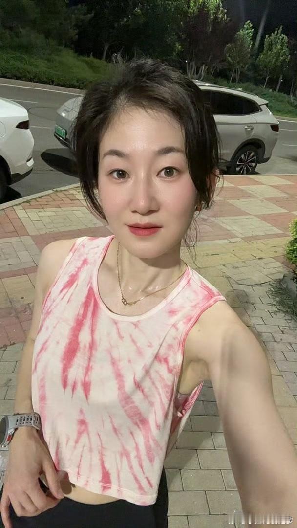 夏日生活打卡季网友在问，夜跑要注意点啥？
