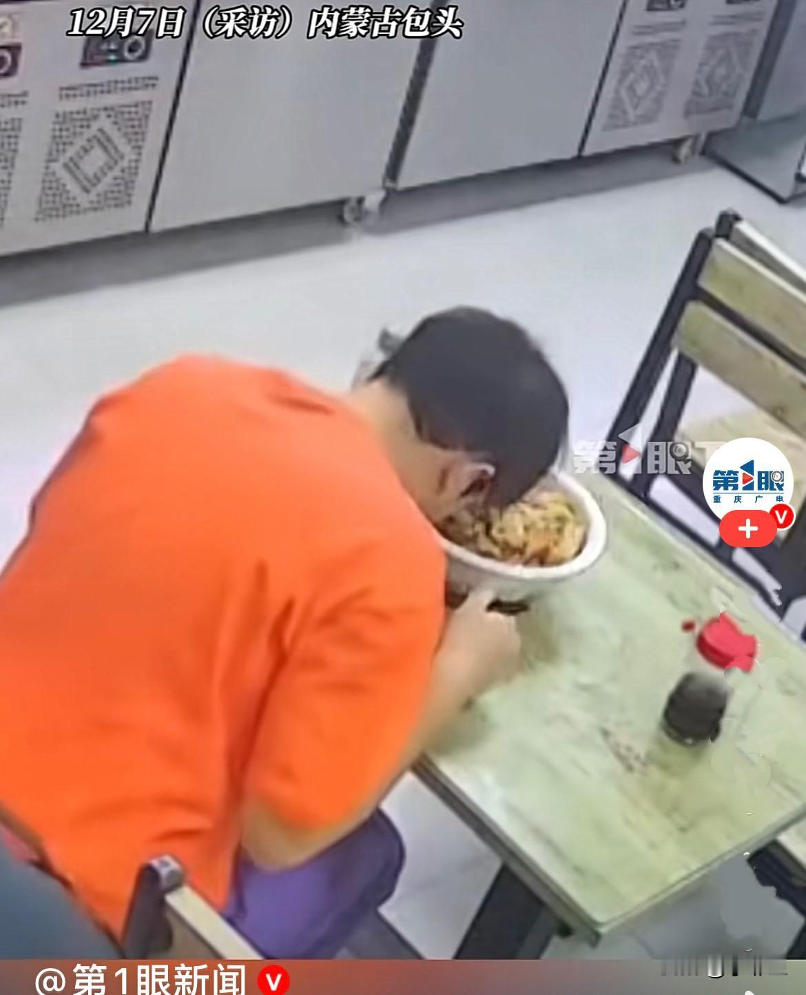 近日，内蒙古包头武先生在一家餐店点了麻辣烫，先吃了一块培根肉，咽着咽着就没知觉了