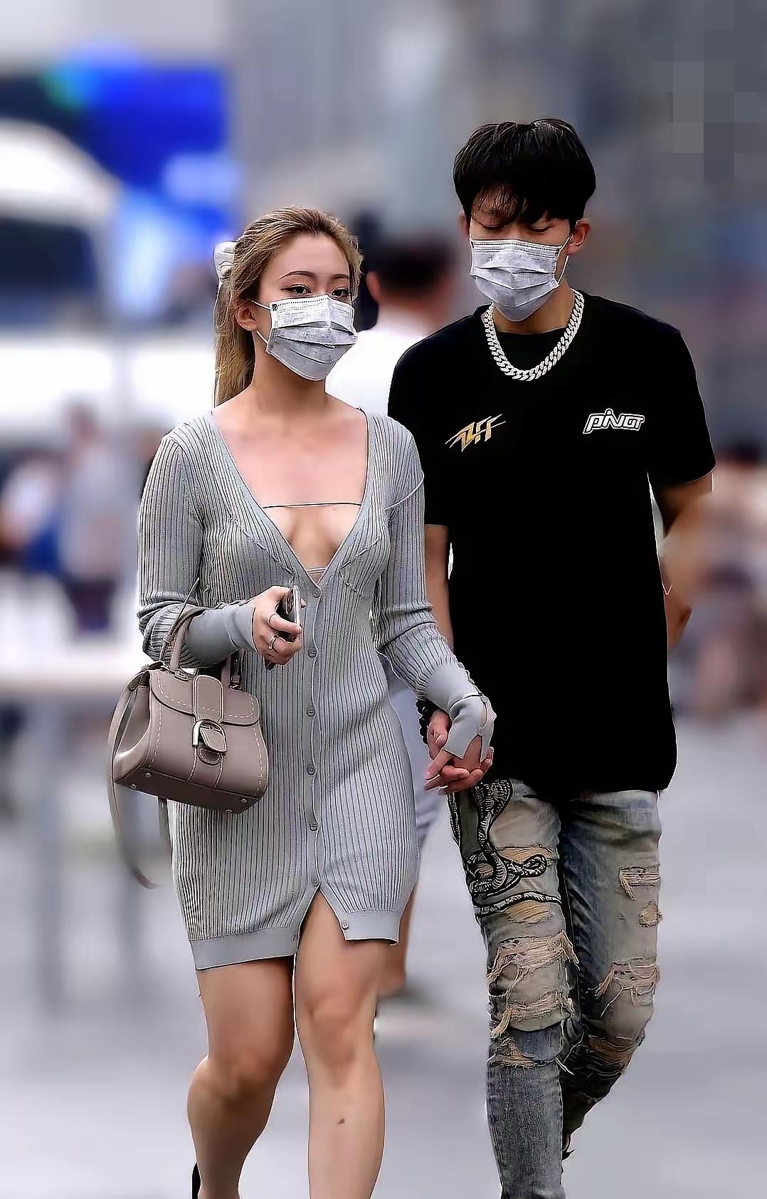 三里屯情侣靠灰咖外套+旧帆布鞋爆火两天两亿播放不是穿得多惊艳而是戳中了年轻