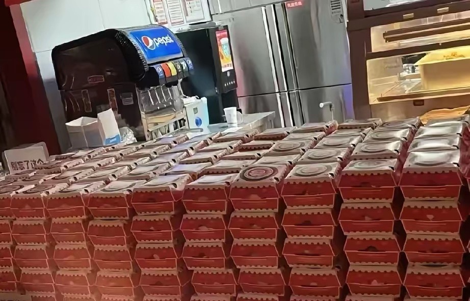 京东外卖回应随心囤出现bug昨天有个塔斯汀汉堡的员工说，我是塔斯汀员工本来要下