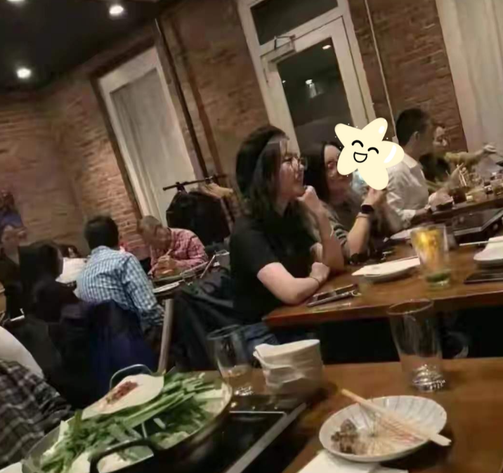 刘亦菲恐怕怎么也没想到，只是陪好姐妹去吃个火锅，居然被认出来了，还上了热搜！