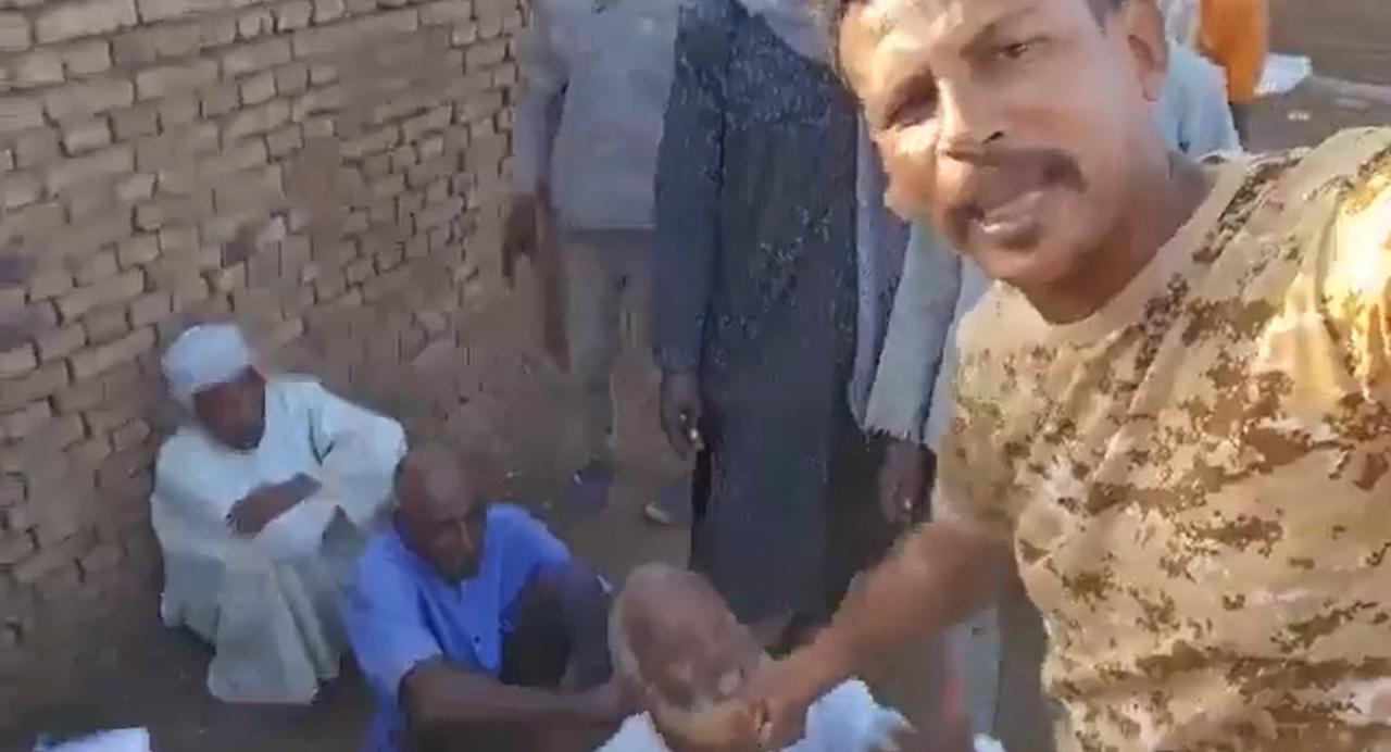 一段来自苏丹的令人痛心的视频，一位年迈的酋长——被“快速支援”民兵用暴力残忍地扯