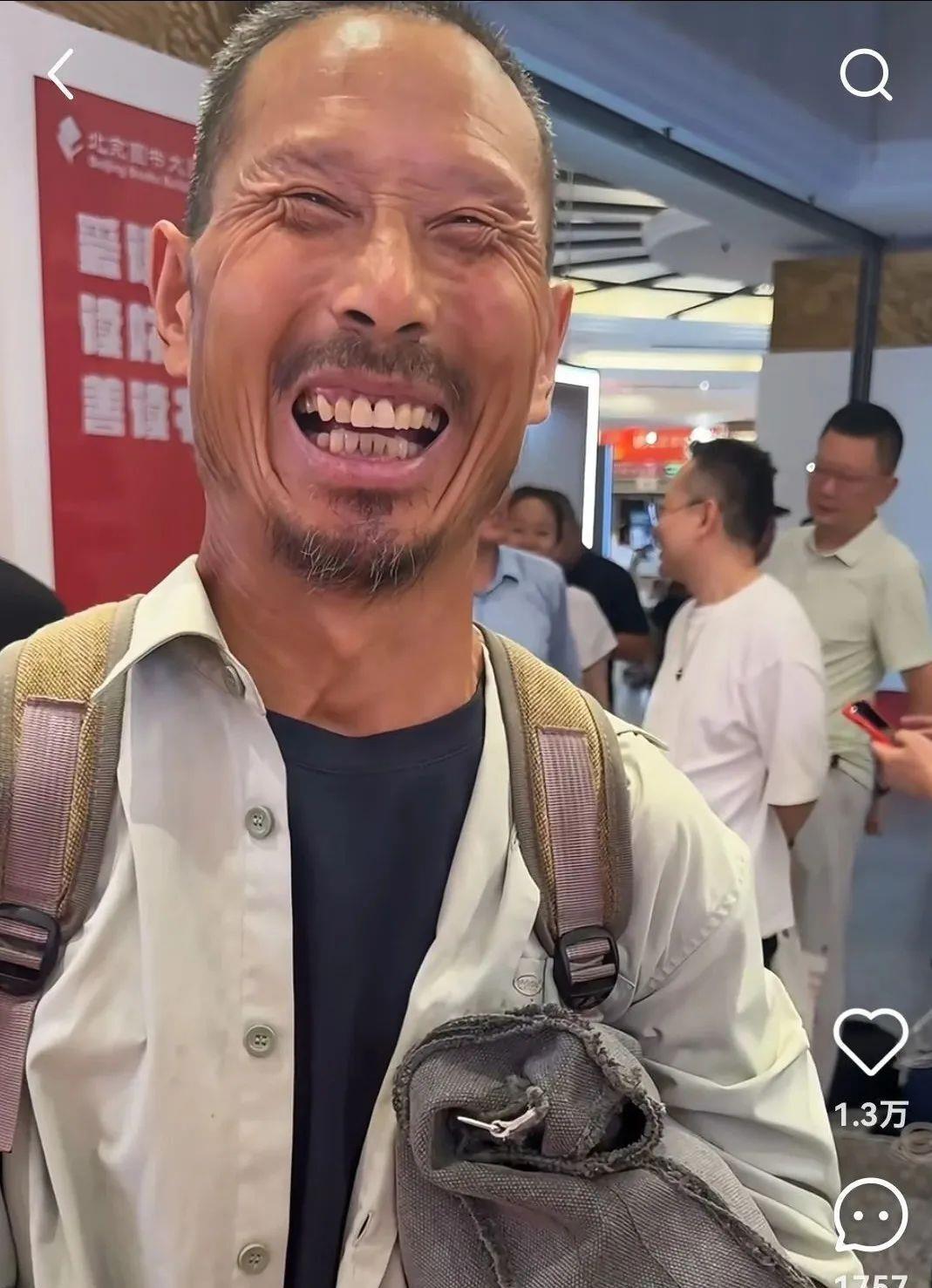 “看了让人热泪盈眶！”北京某图书大厦内，一位来自河南将近60岁农民工，无意路过陈