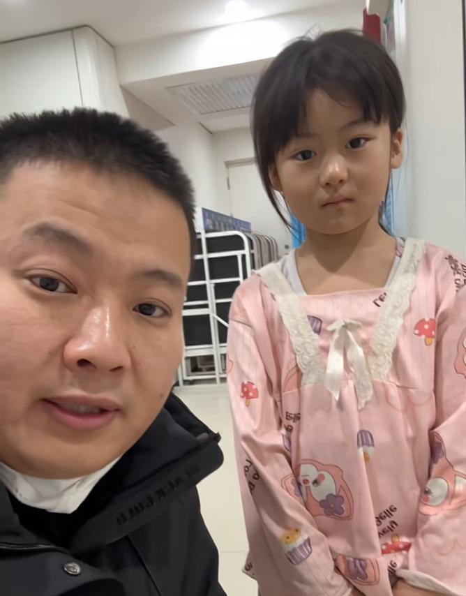 太心酸了！近日黑龙江，男子带老父亲到医院治疗，发现隔壁床有位男子住院治疗，竟然是