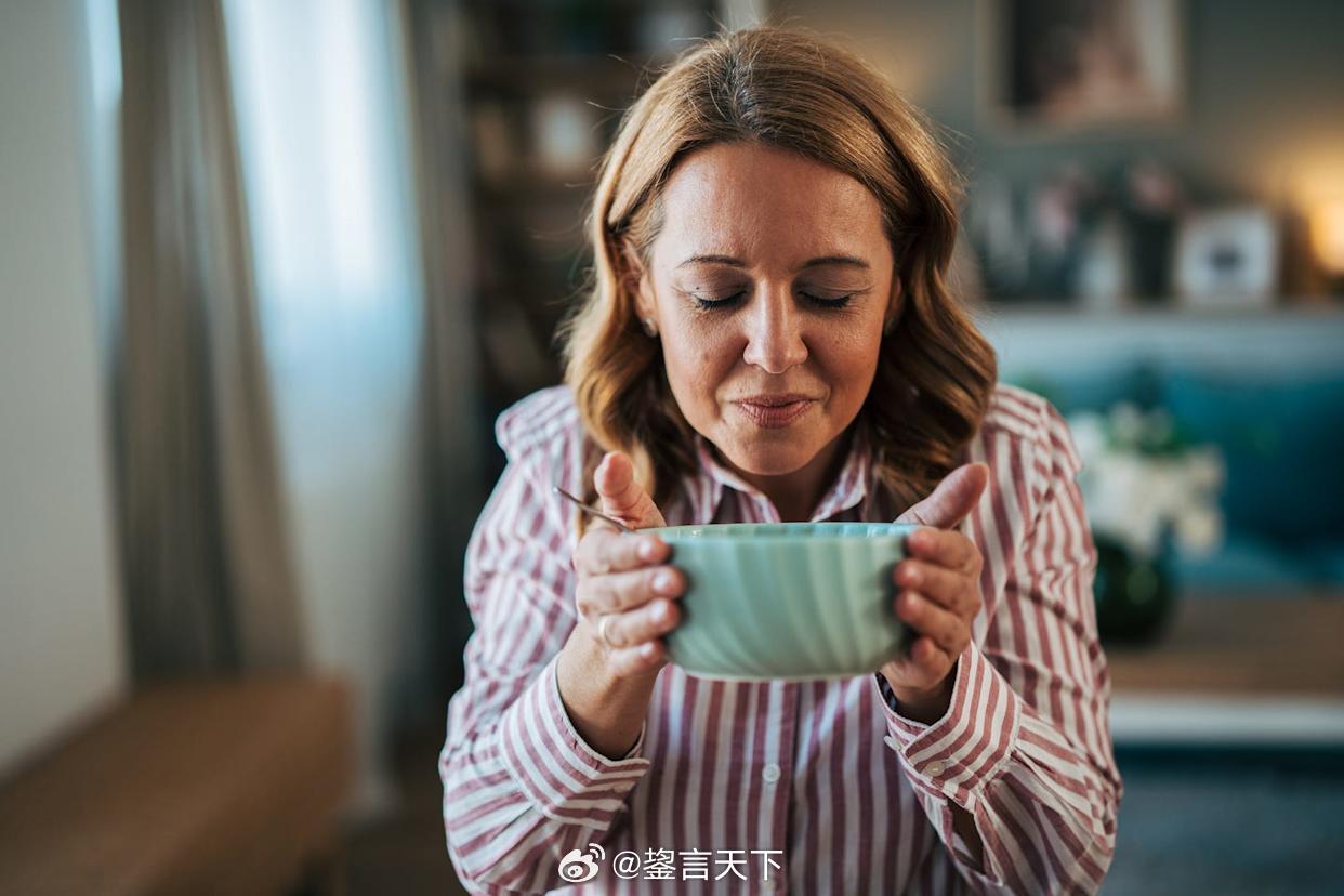 骨头汤与鸡汤哪个更好骨头汤与鸡汤都能支持肠道健康，但营养专家指出，两者的差异比