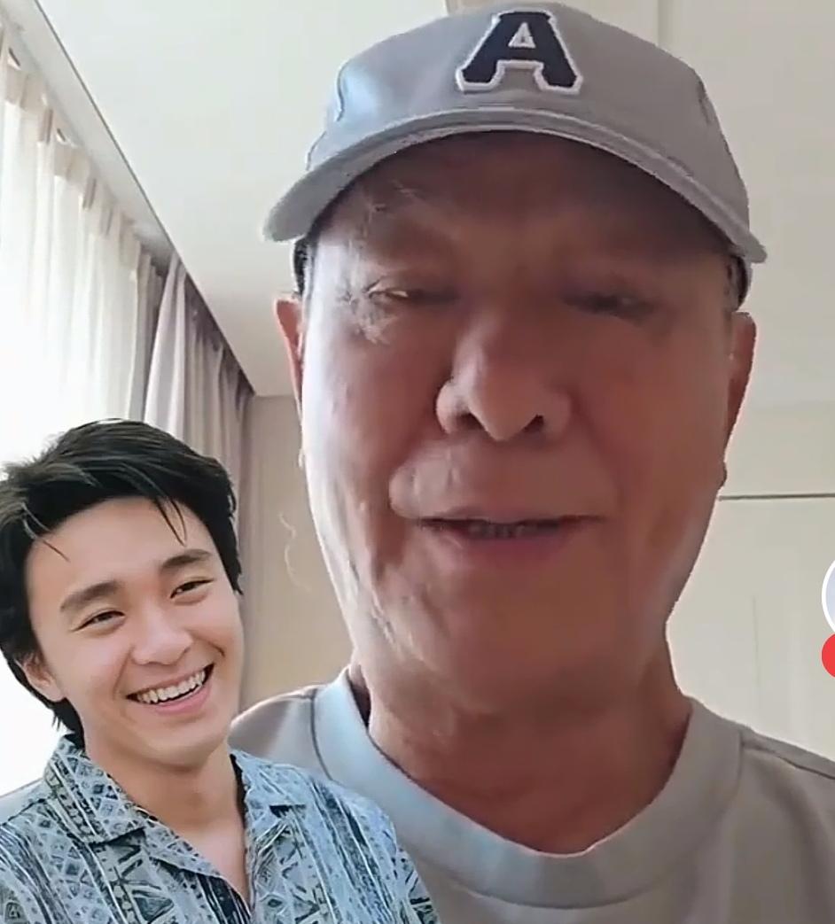 当年当众嘲讽周星驰“没儿女没朋友，做人太失败”的李修贤，如今终于松口道歉了。一