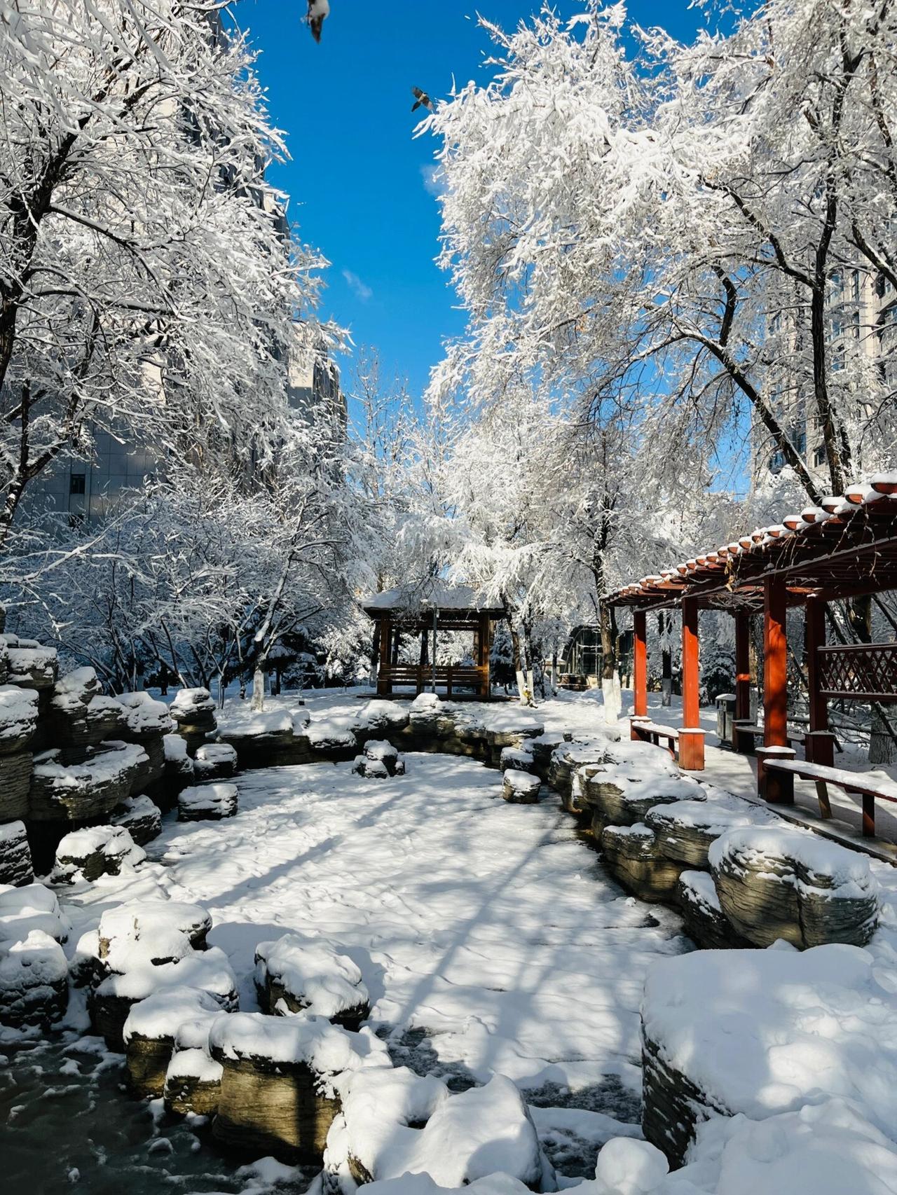 尤其是在古代早期，贫穷人家哪有那么多柴火给屋里加温，这样的情况下洗澡，非常易受风