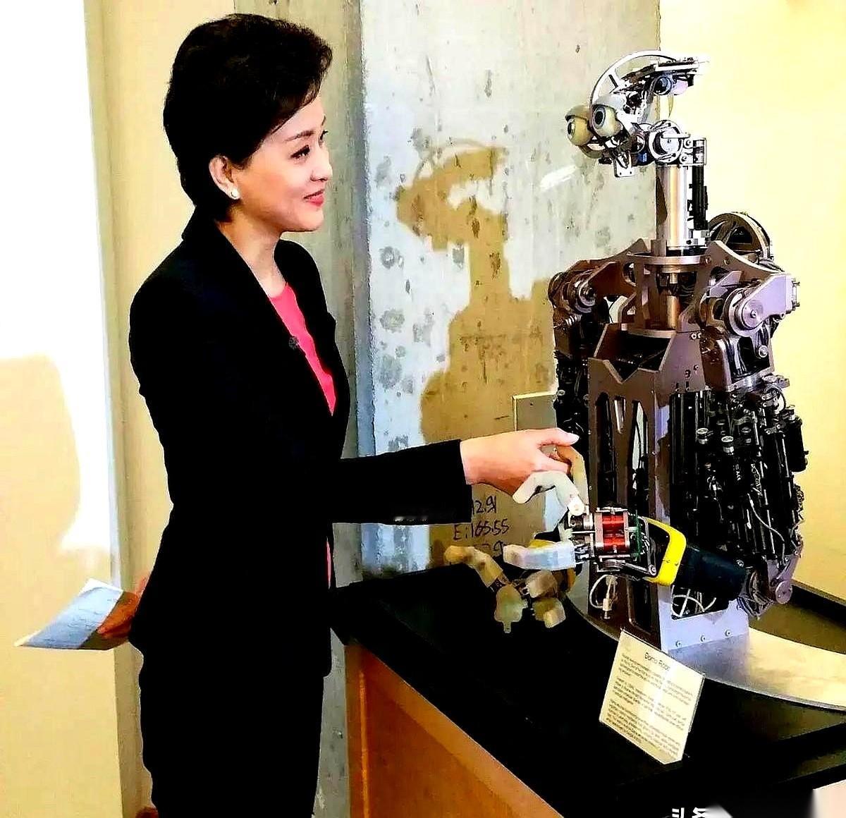 马斯克扔出来一句话，5年后，你手里的手机就是一块废铁。10年后，我们绝大多数人