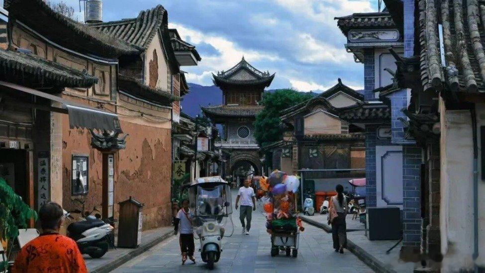 凤凰新闻【超10万张床位，空了一半？】“现在已经很难再出现一房难求的盛况了。”罗