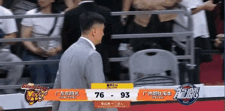 比赛前喝得有多高兴，比赛后就有多没脸见球迷！广东队惨败给广州队后，杜峰一声不哼