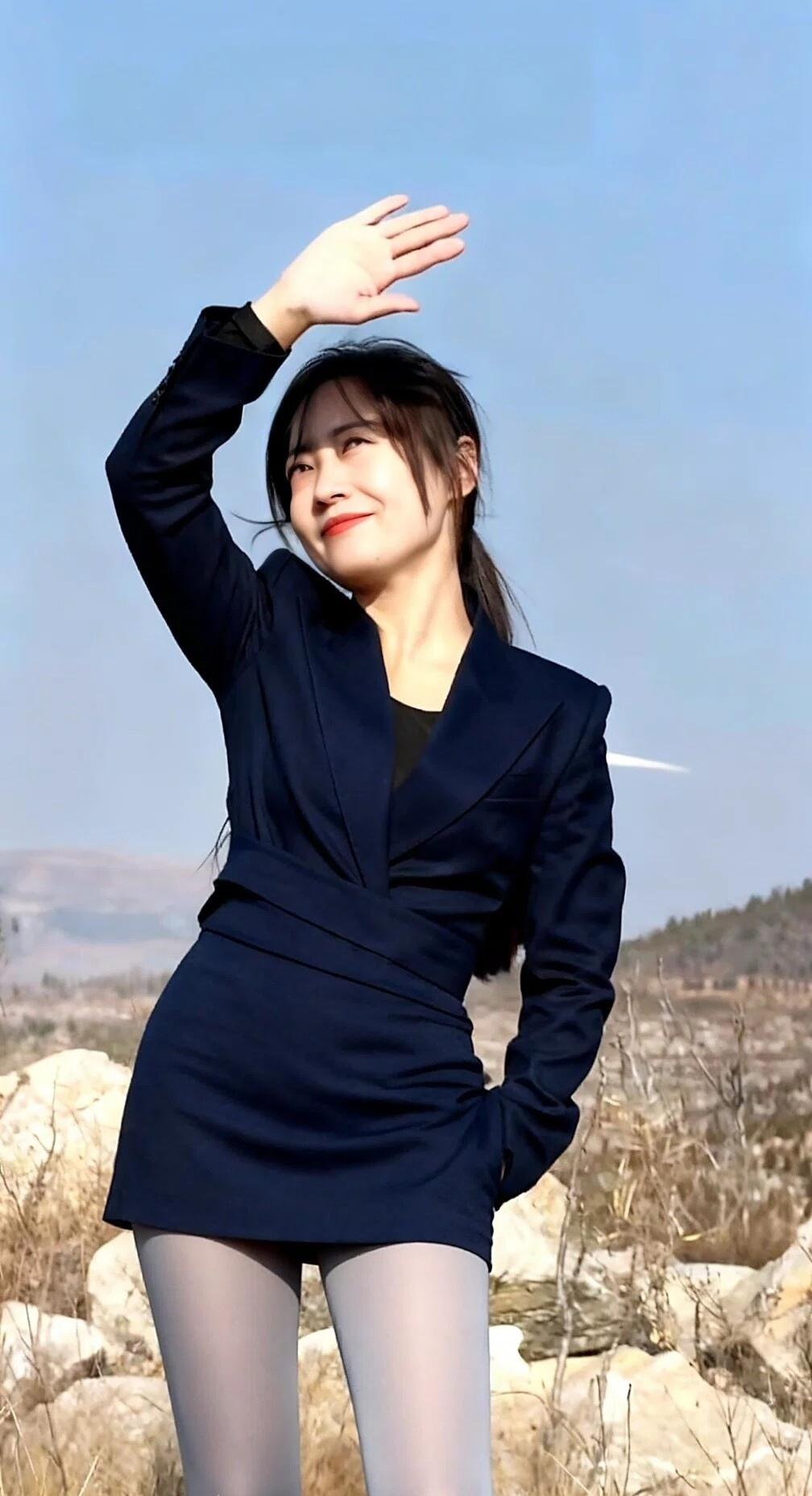 优雅蓝裙，自信挥手，元气满满的一天！🌞💃🏻