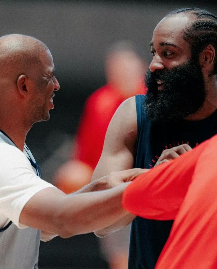 快船6名后卫，除了哈登和邓恩之外，其余人的表现都不合格，比尔打2场歇2场，保罗场