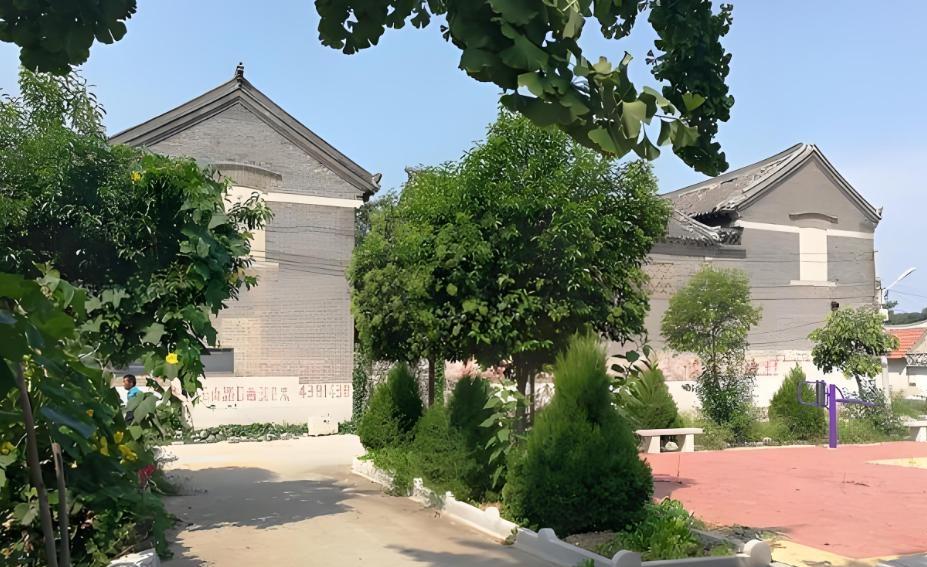 有钱就是不一样。我姨父今年47岁，姨妈42岁，两个人在镇上开了个建材店做了十几年