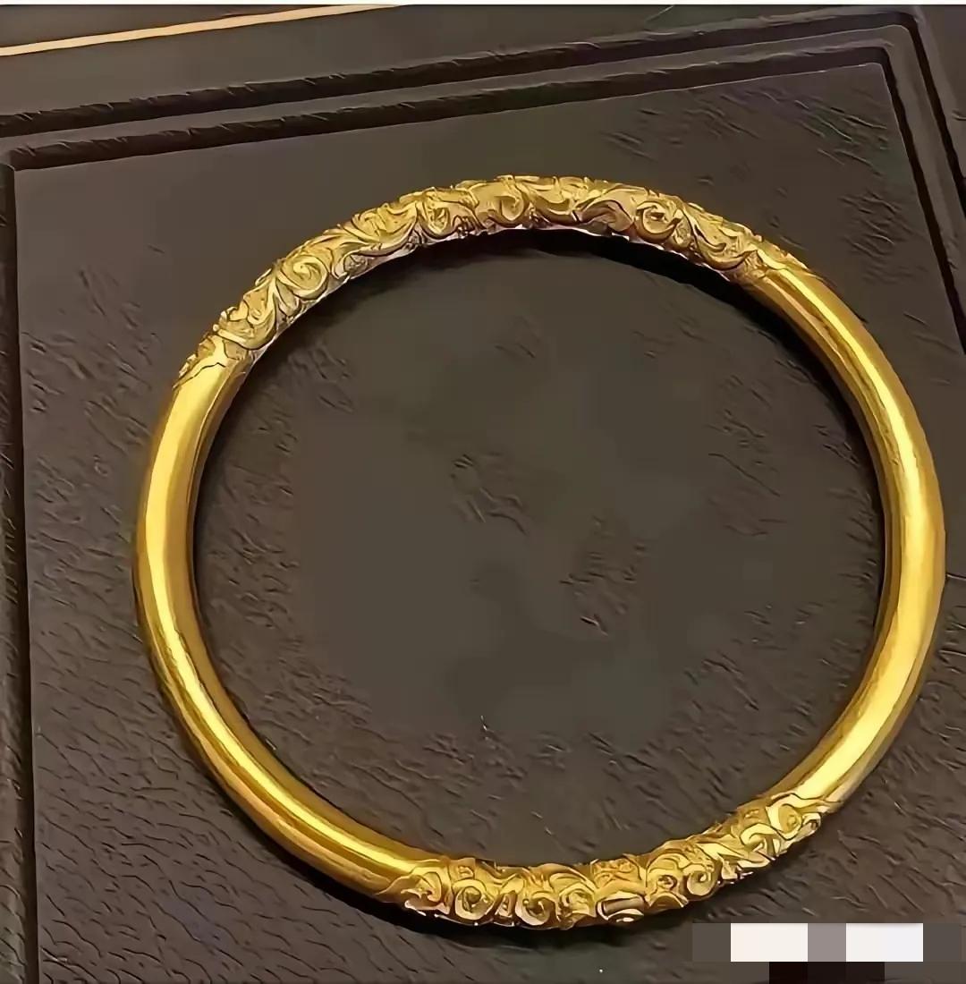 现在金店可犯愁了，金价高没人买，年轻人买黄金的方式全变了。办公室95后人均