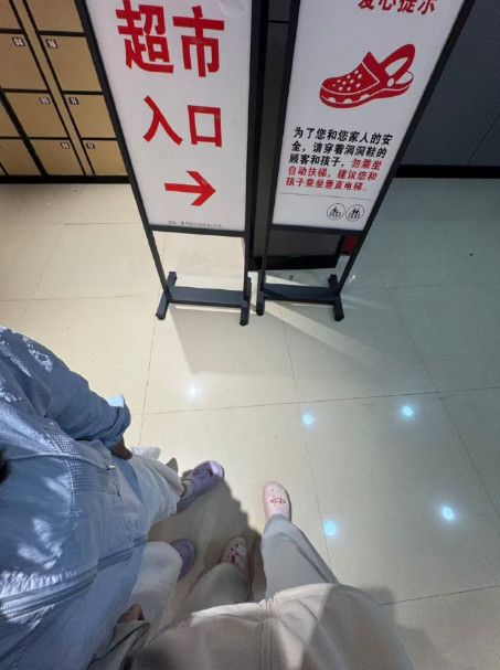 穿洞洞鞋记得坐垂直电梯不抬腿的人，穿什么鞋子都会被卷，而且裙摆太大也会。