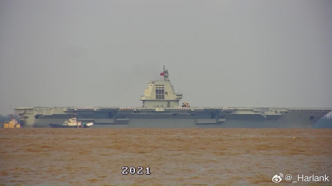 18舰已经驶离上海江南造船厂进入东海航行，甲板清空，南下还是北上？大概率就是南下