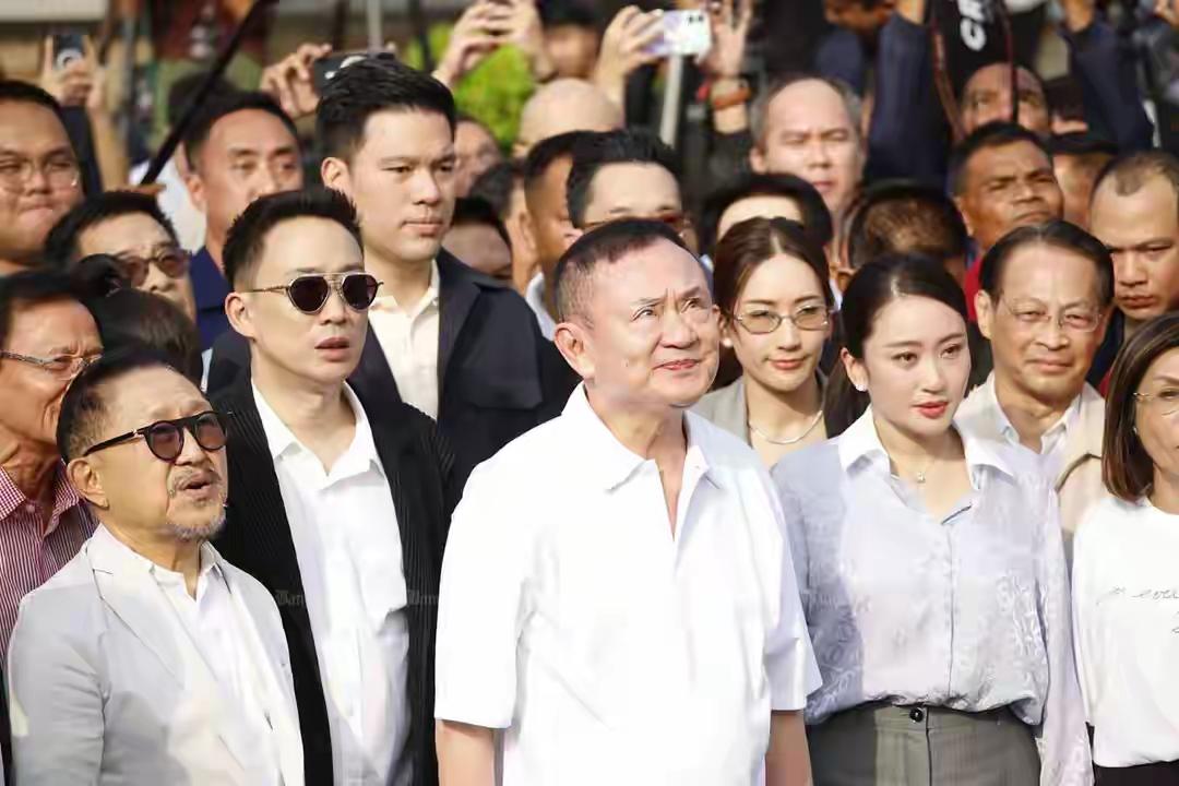 ​前半生风光无限，后半生黯然失色，泰国总理他信终于从监狱里面出来了，刚刚从国外流