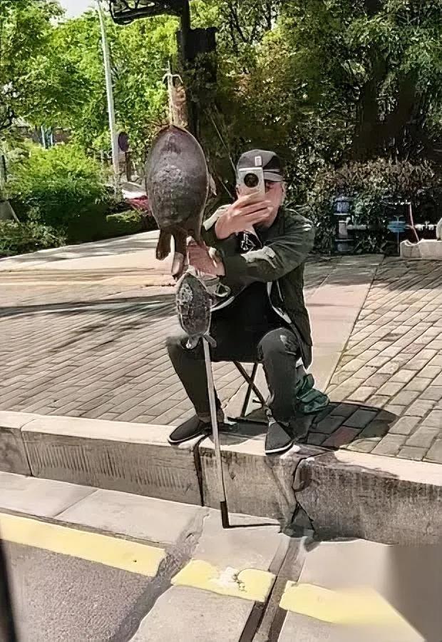 路边撞见怪事越想不对好好蹲路边挂乌龟，居然还怕路人拍？我一开始还以为