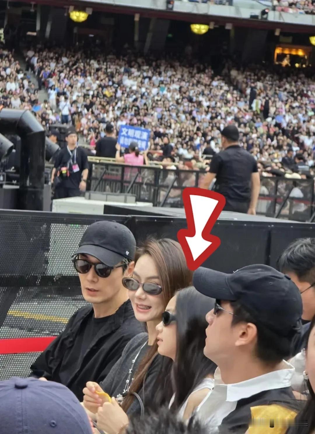 戚薇、李承铉夫妻俩带着女儿小七现身北京蔡依林演唱会，小七这么大了啊，个子已经长到