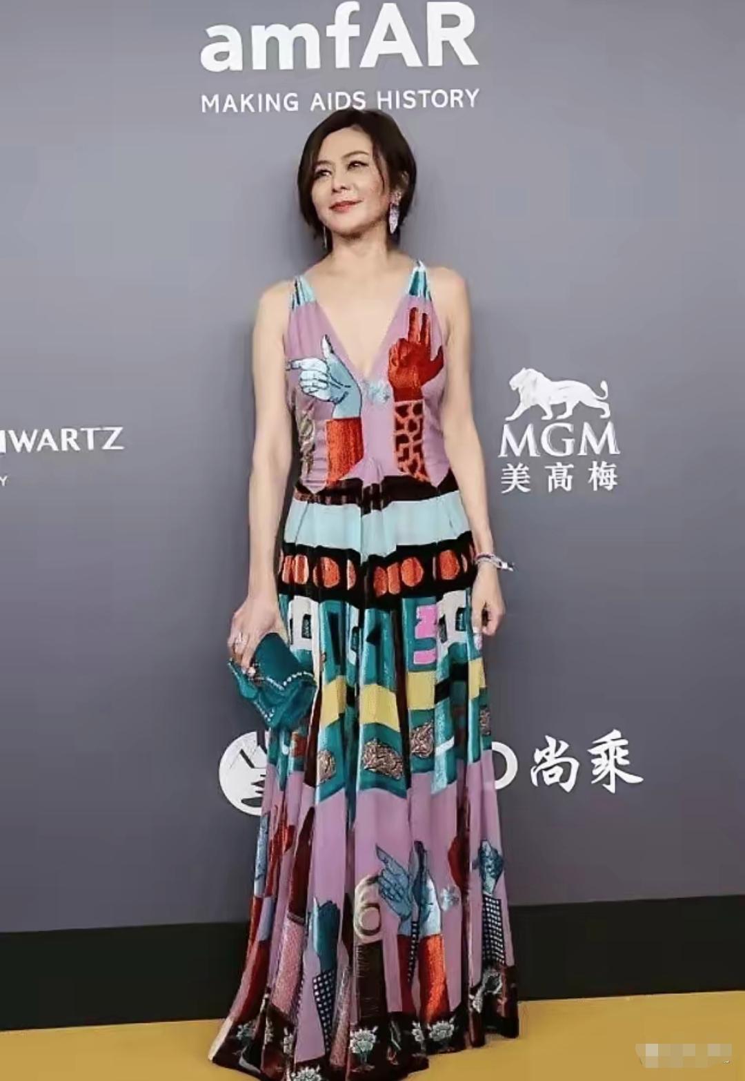 关之琳又一次凭借近照引发热议。63岁的她不再刻意追求“少女感”，而是以优雅自信