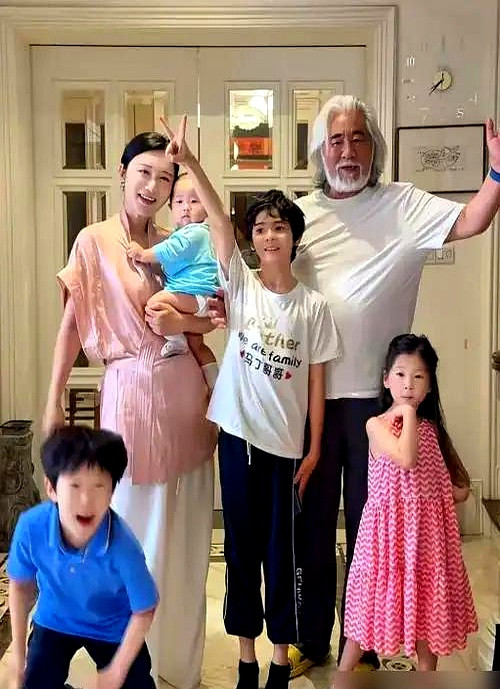 75岁的张纪中带小儿子去游乐园，工作人员张口就喊了一声“爷爷”，当场把这位大导演给整破防了回头他就钻
