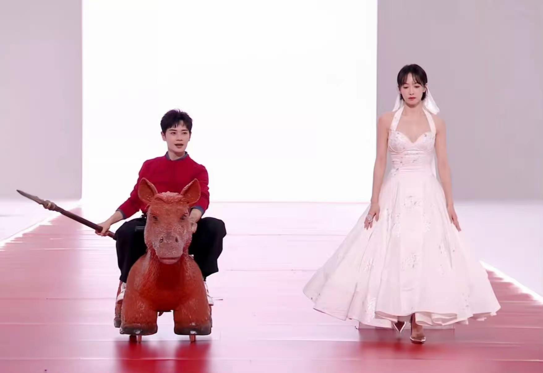 这样走红毯是为了什么？一个要扮小孩，一个要憋笑这也太难为曹骏和宋茜了吧