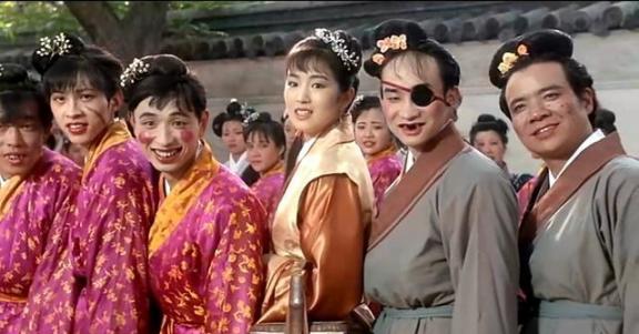 1993年，巩俐赴港拍戏，当着周星驰的面，向华强拿出一百万港币的现金，推到巩俐面