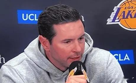 拽！雷迪克谈传球次数联盟垫底：我们有三个进攻引擎，不需要无效传导！赛前，记者问