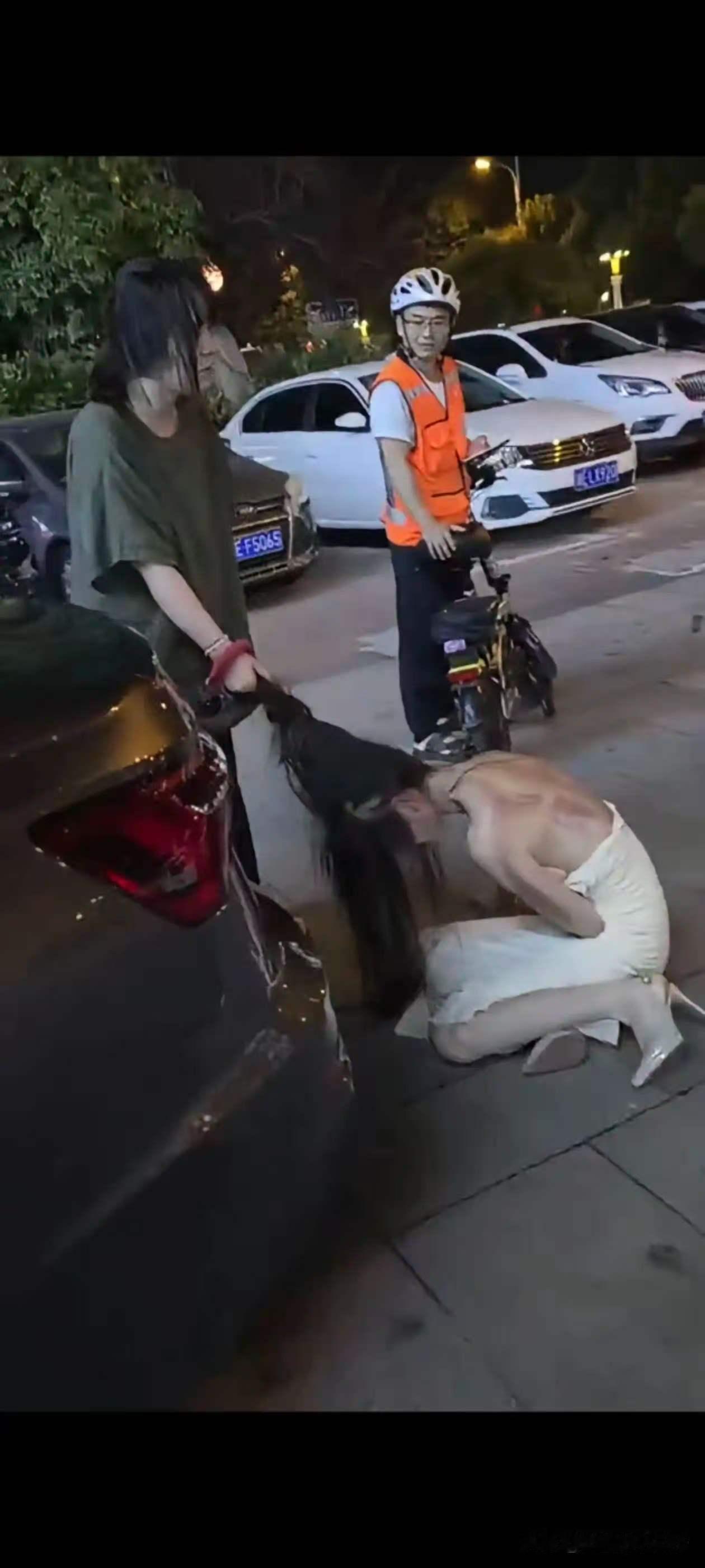 你们发现没有？湖南原配殴打小三时被网友拍的照片，这原配揪着小三的头发时，脸上