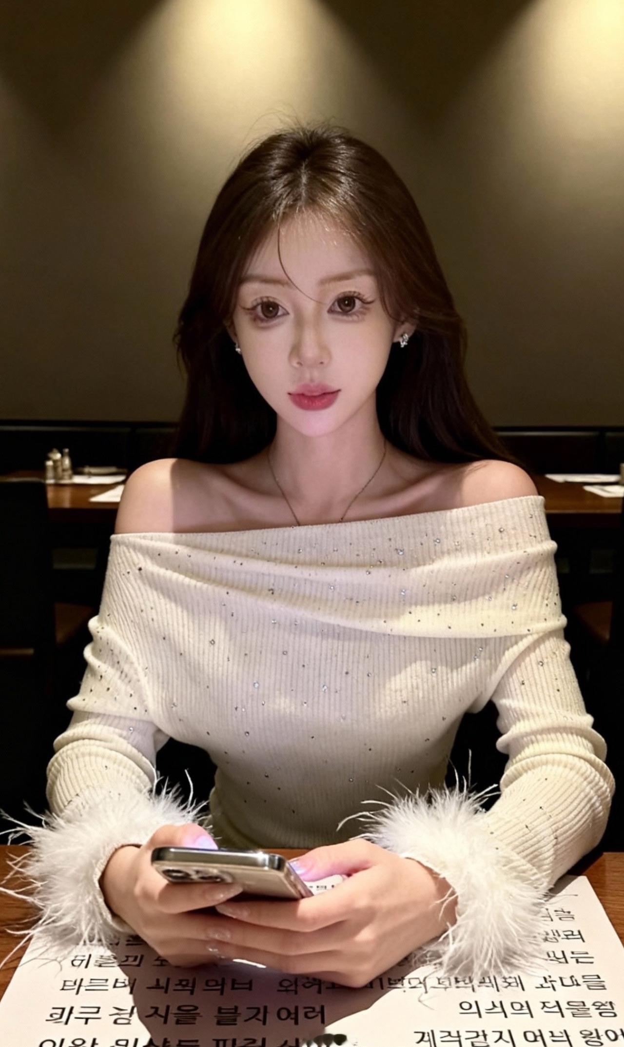 好久没买到这么美的上衣了，简直可以称得上一眼惊艳的程度，整件都贴满了这种闪闪的钻