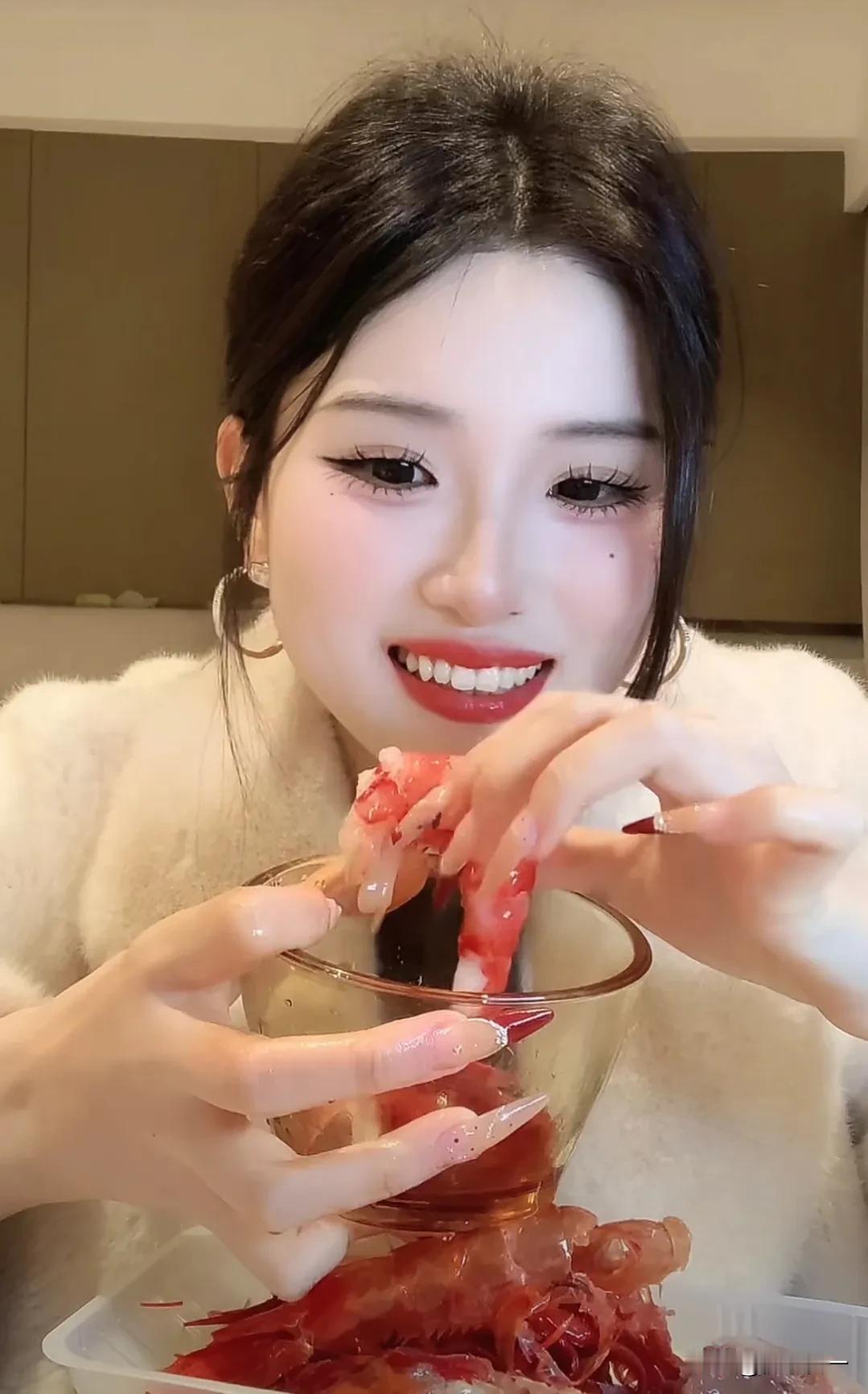 冲上热搜4月20日19岁少女打赏1700万只为做榜一，被父亲带往公安机关自首，