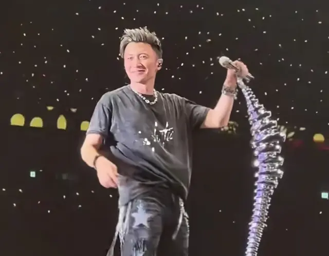 王菲露面了!素颜梳着大光明头,谢霆锋在台上唱,她在台下跳舞
