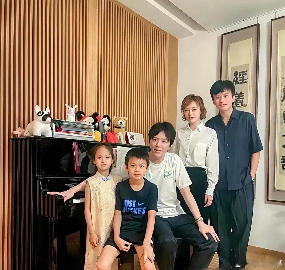 孙俪这基因也太霸道了，儿子身上愣是没给邓超留一点位置。你去看他儿子等等，简直就是