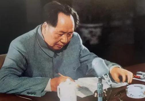 1952年初，一天，毛主席忽然问彭德怀：哪支部队打美军打得最好？”彭德怀思索片刻