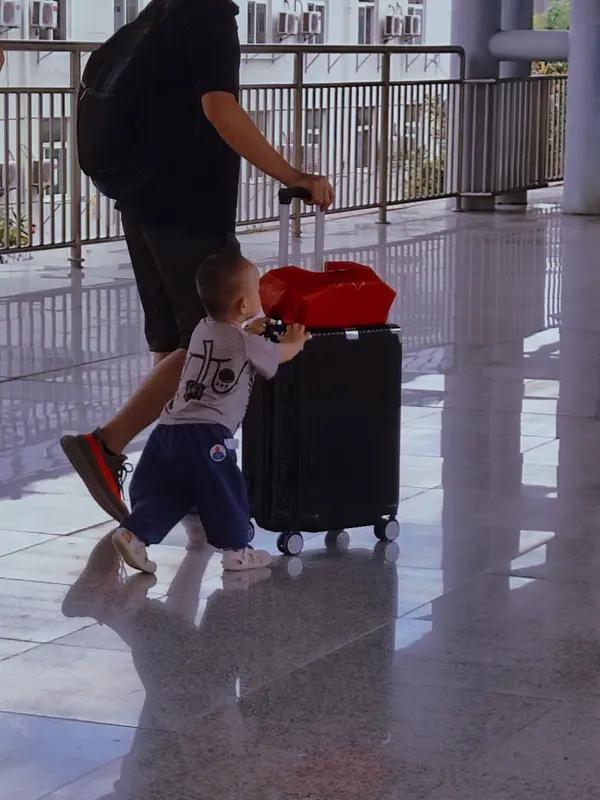 老公前一段时间因为糖尿病住院了一周，他回来和我说，里面有俩个小孩也因为糖尿病住院