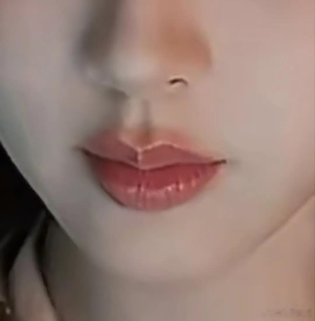 乐子｜太艺术了这个👄，口红💄涂到人中沟去了