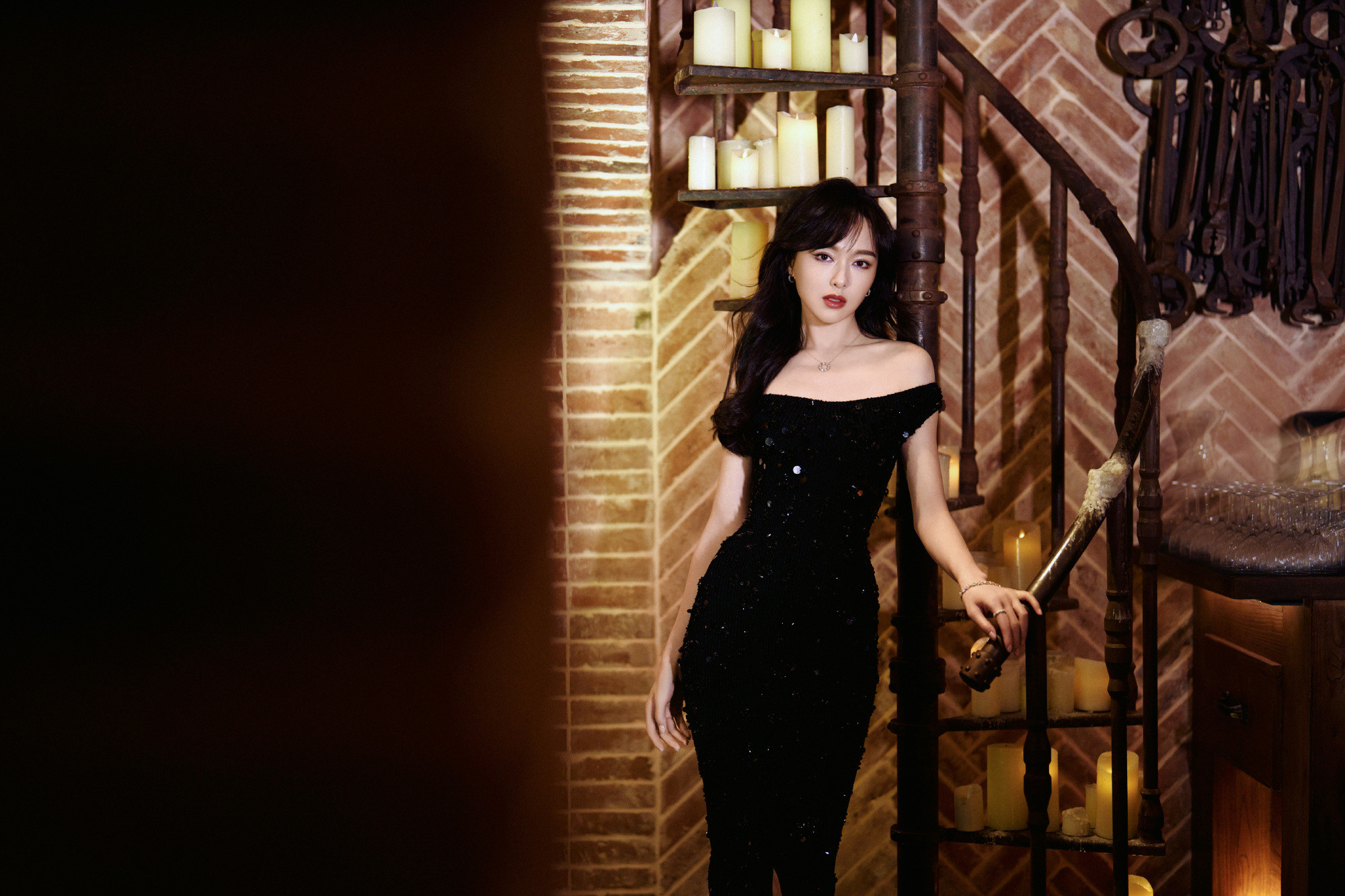 唐嫣，一袭黑色亮片礼裙，优雅冷御的女明星气场。唐嫣