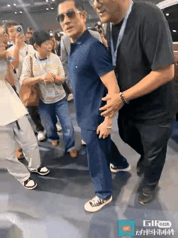 这是郭富城的经纪人小美，终生未嫁把青春都奉献给了郭富城的事业，年轻时颜值不输女明