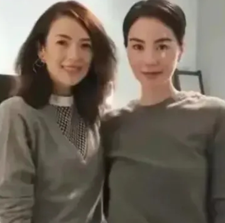 王菲和章子怡同框，这画面可太有看头了。王菲是华语乐界大才女，歌声动人，站在舞台上